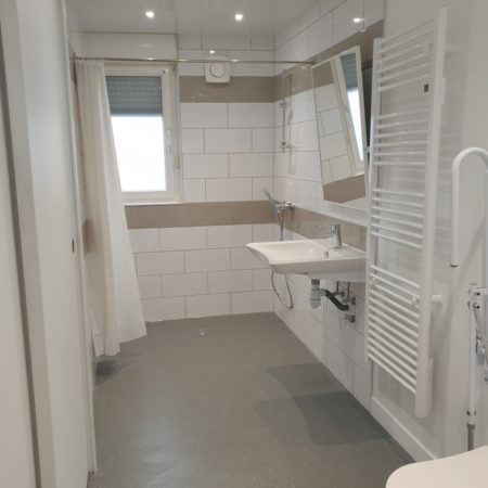 Salle de bains et sanitaires pour personne à mobilité réduite