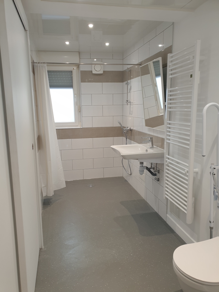 Salle de bains et sanitaires pour personne à mobilité réduite