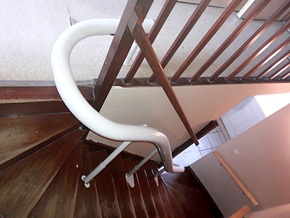 Installation d'un monte-escalier courbe à Valenciennes (59)