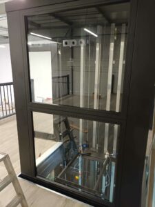 Installation ascenseur showroom