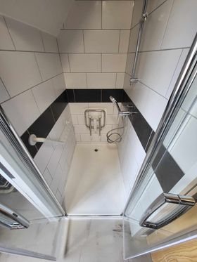Installation d'une douche adaptée dans un espace mansardé