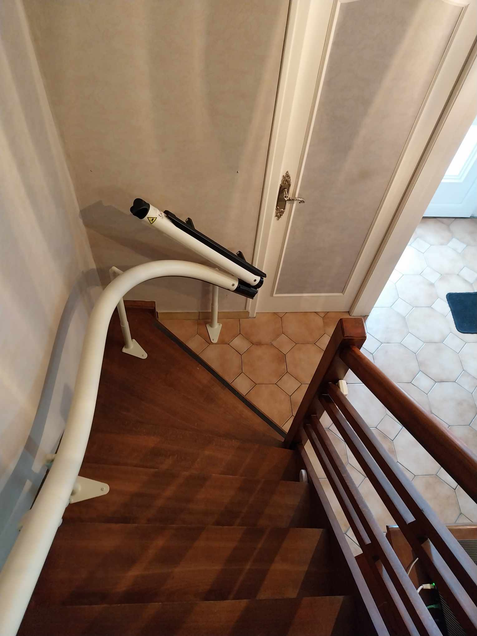 Installation de monte-escaliers à rampe escamotable à Râches