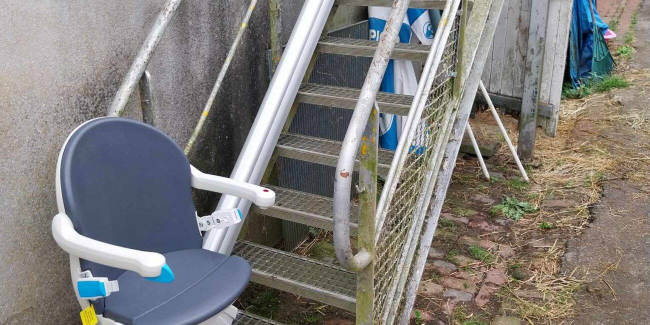 Installation d'un monte-escaliers extérieur Handicare au centre équestre de Merville. Pose de l'appareil sur un escalier en métal