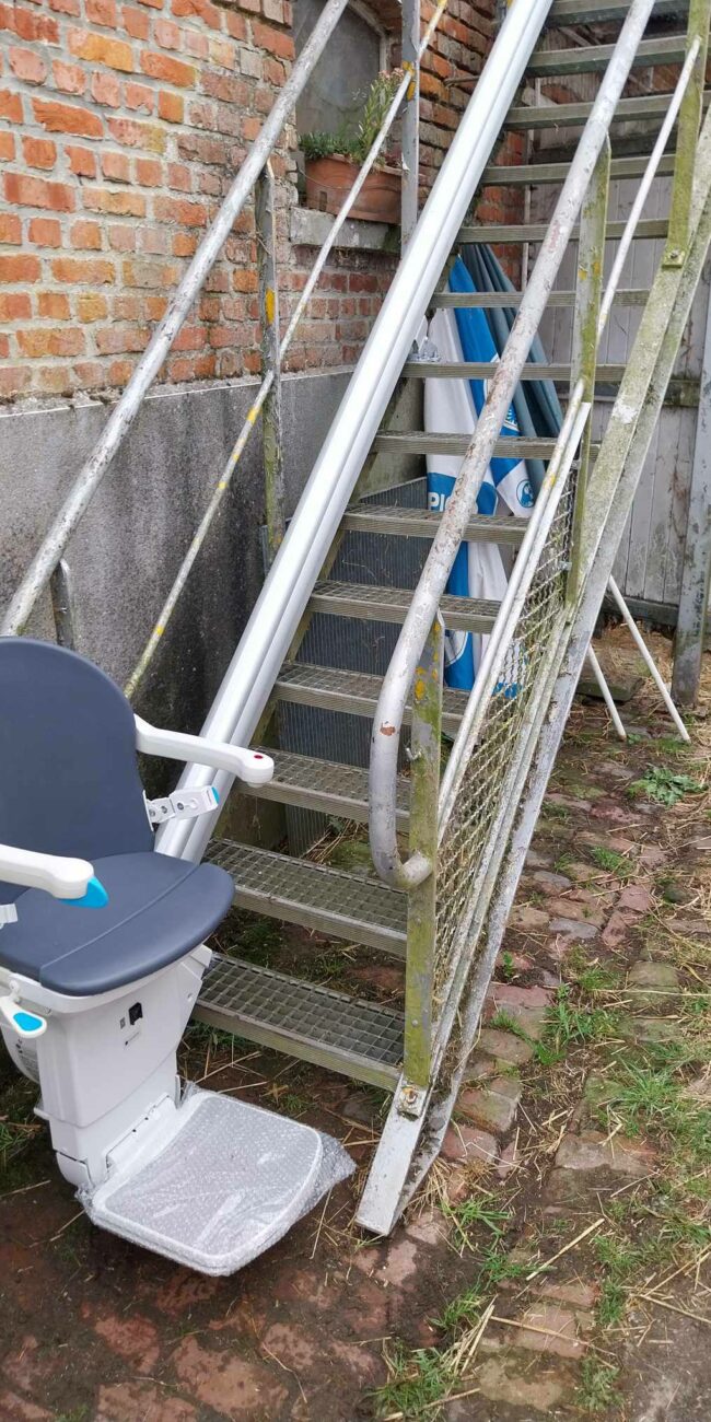 Installation d'un monte-escaliers extérieur Handicare au centre équestre de Merville. Pose de l'appareil sur un escalier en métal