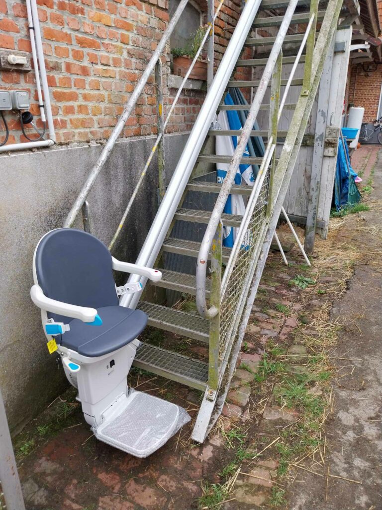 Installation d'un monte-escaliers extérieur Handicare au centre équestre de Merville - Photo 1