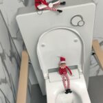 Lutins farceurs sur les éléments d'accessibilité visible au showroom de Facon-Adapt (agencement toilettes pour personne à mobilité réduite)