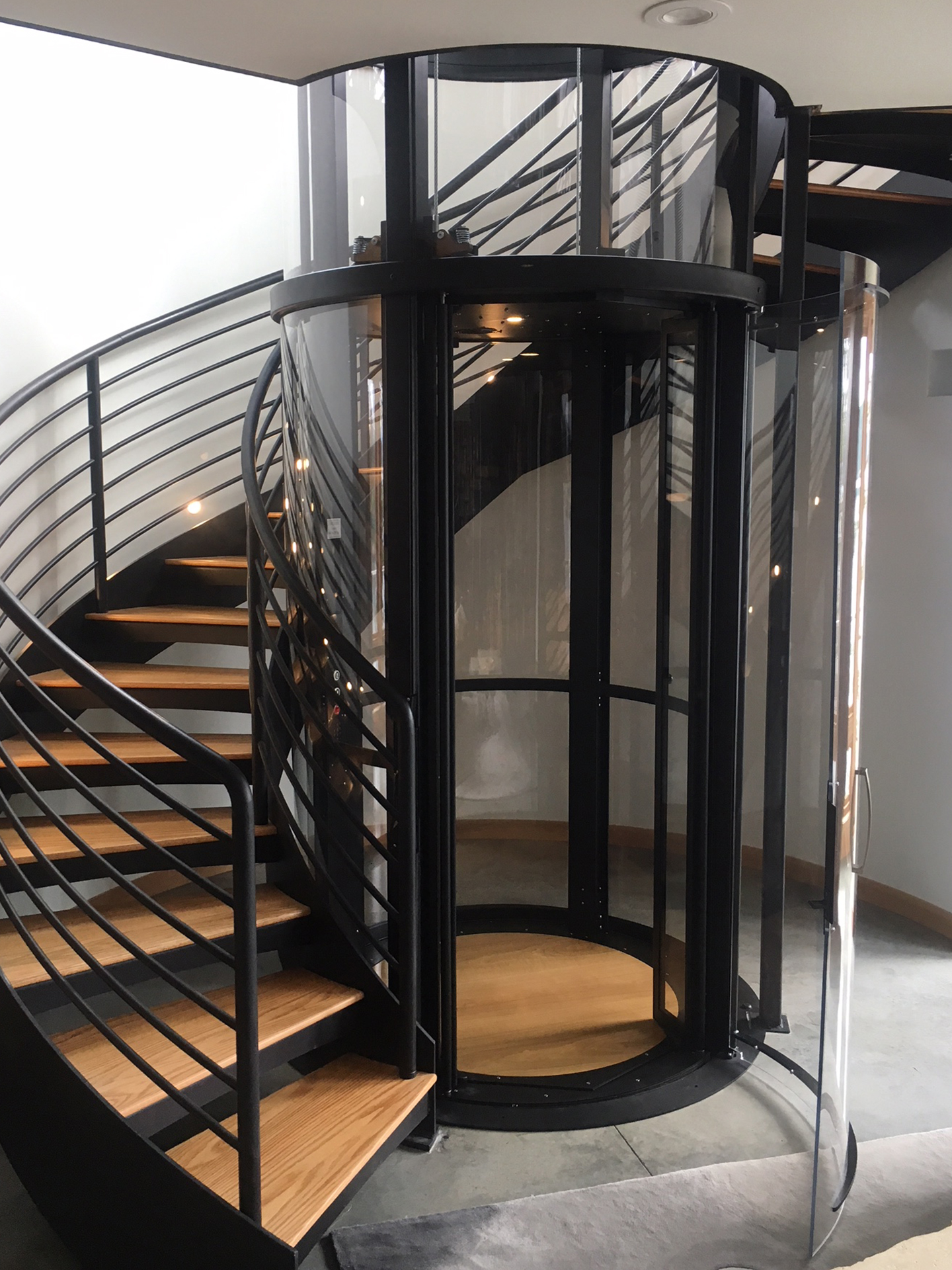 Vuelift ascenseur panoramique dans une maison à l'intérieur d'un escalier en colimaçon