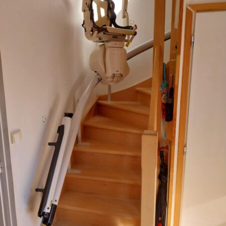 Siège monte-escalier courbe sur-mesure dans une maison à Liévin