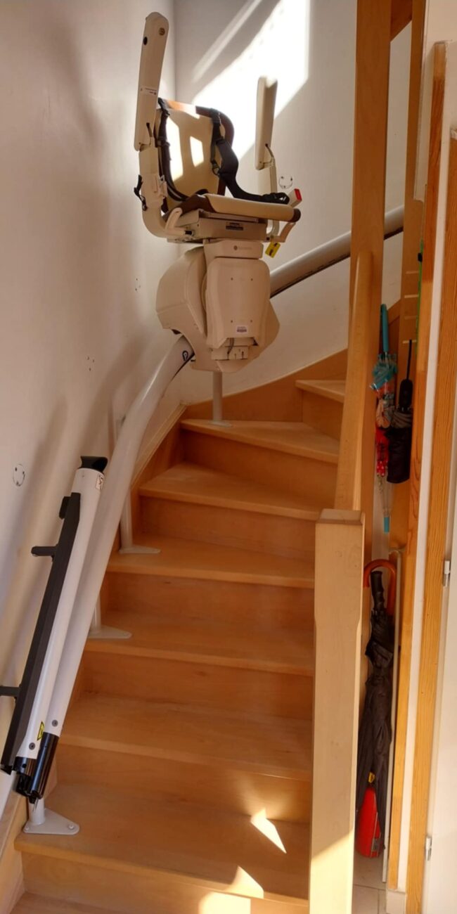 Siège monte-escalier courbe sur-mesure dans une maison à Liévin