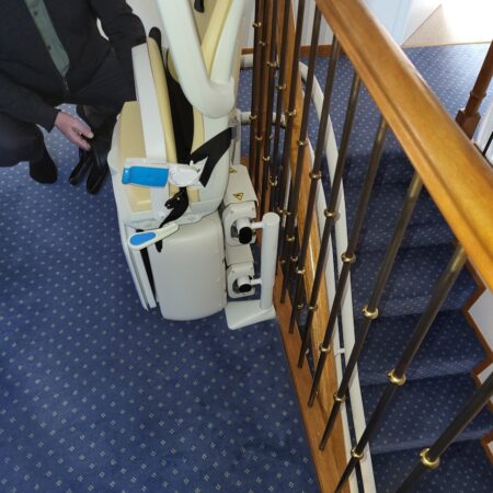 installé un monte-escaliers Handicare France. Modèle à double rail, le Handicare 4000