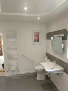 Toilettes surélevées avec barres d’appui après adaptation PMR Maing