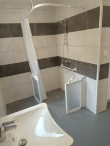Douche PMR avec paroi basse après réaménagement Maing
