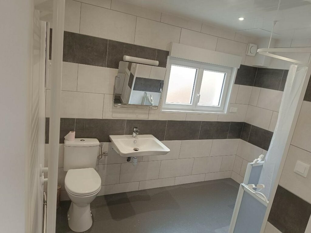 Transformation complète de salle de bains PMR à Maing (près de Valenciennes) - Photo 1