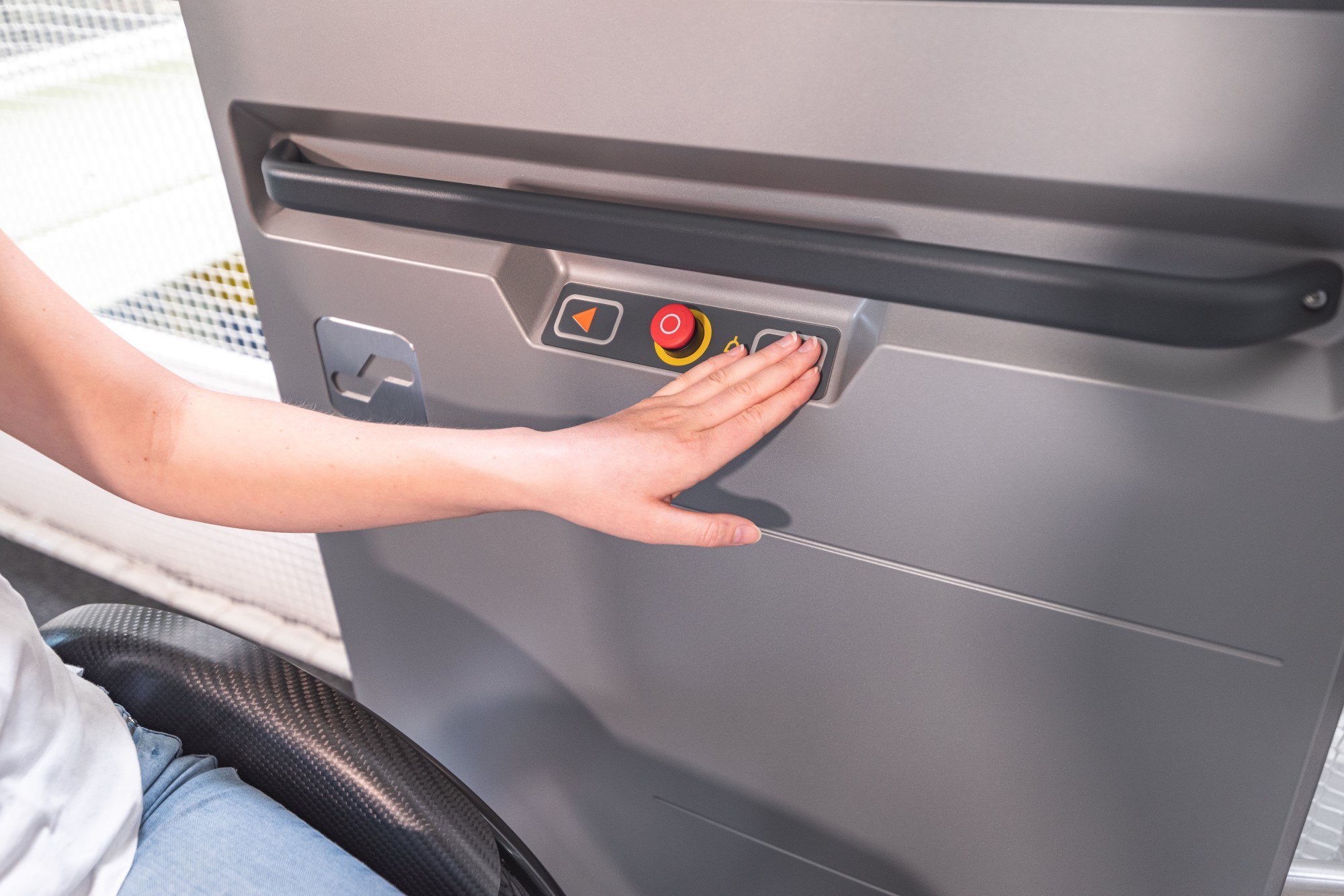 plateforme elevatrice ascendor, vue des boutons de contrôle de la plateforme