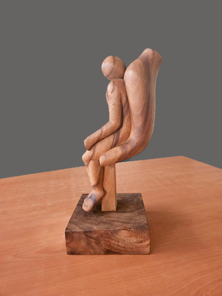 Trophée en bois - Prix d’Honneur Handicare monte-escaliers représentant un fauteuil et une personne assise