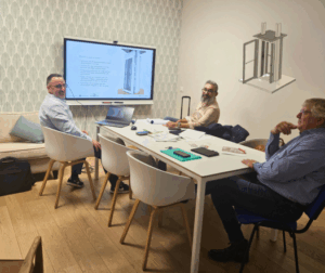 Equipe Facon Adapt lors de la conception d'un projet d'intégration du nouvel ascenseur LUMA