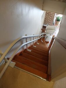 Installation d’un monte-escalier double rail à Bruille-Saint-Amand - Pose du double rail